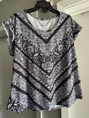 Style & Co. Black and White V-Pattern Short Sleeve Top